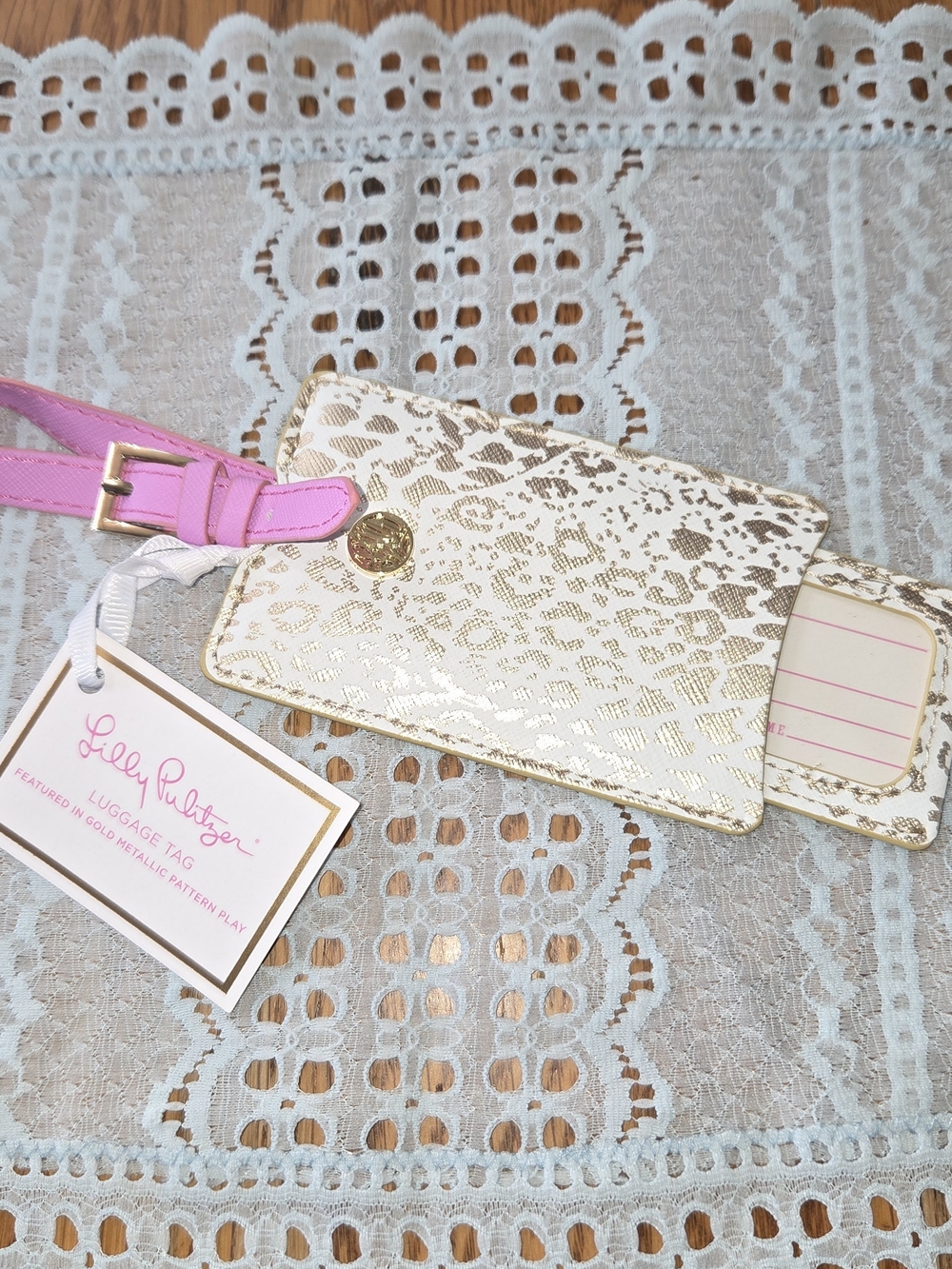 New,Lilly Pulitzer Gold Metallic Pattern White Luggage Tag with Pink Strap. GGCP